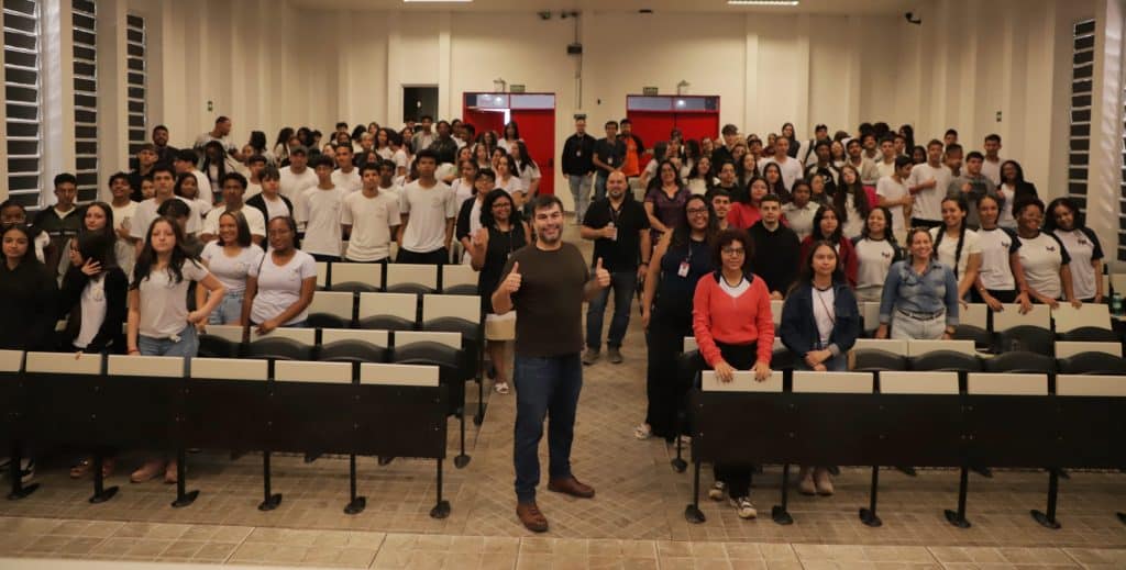 Richard Alquati na plenária palestrando sobre growth marketing para os formandos de Marketing