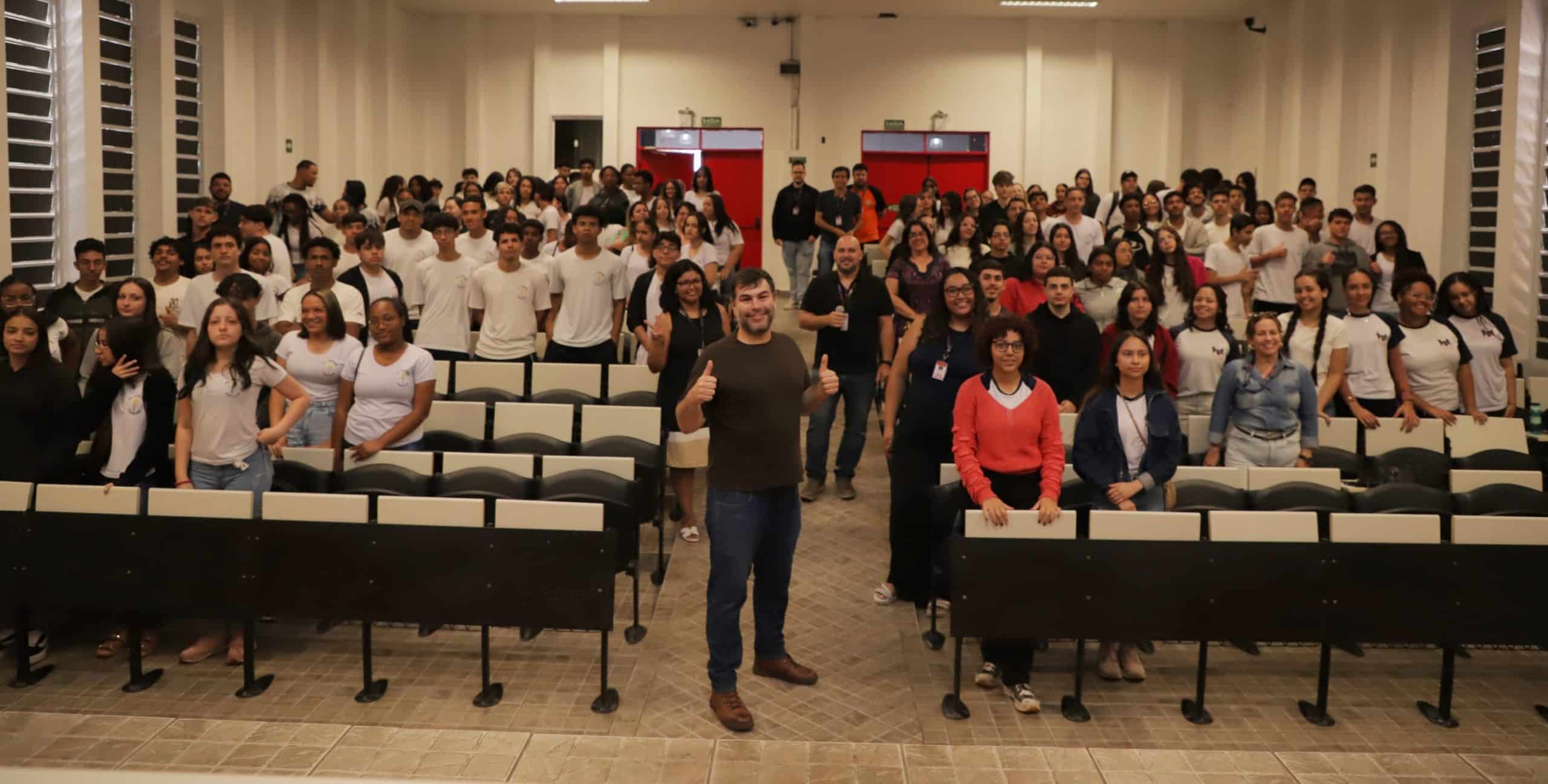 Richard Alquati na plenária palestrando sobre growth marketing para os formandos de Marketing